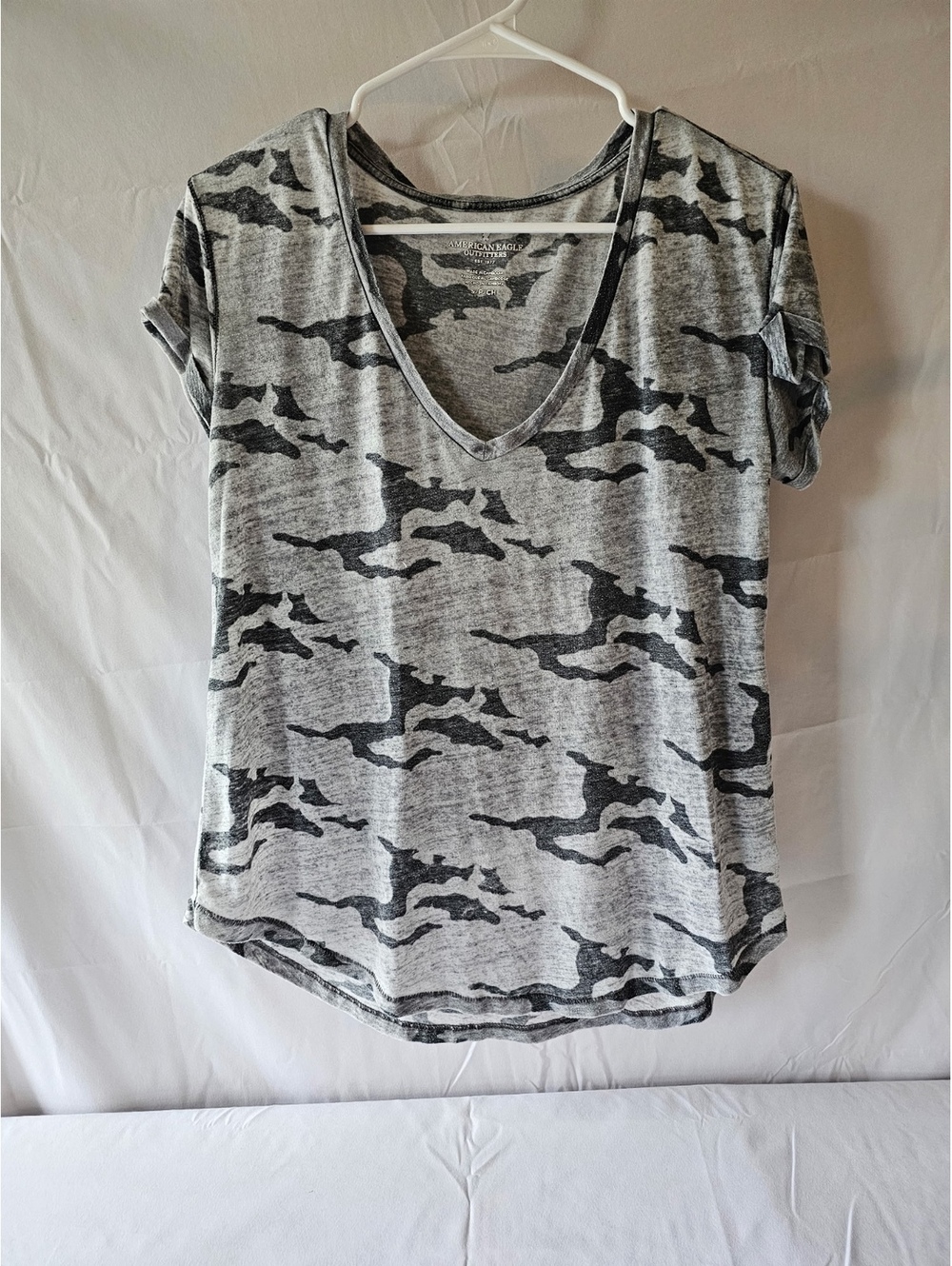 American Eagle Outfitters Women's Gray Camouflage V-Neck T-Shirt Size S
